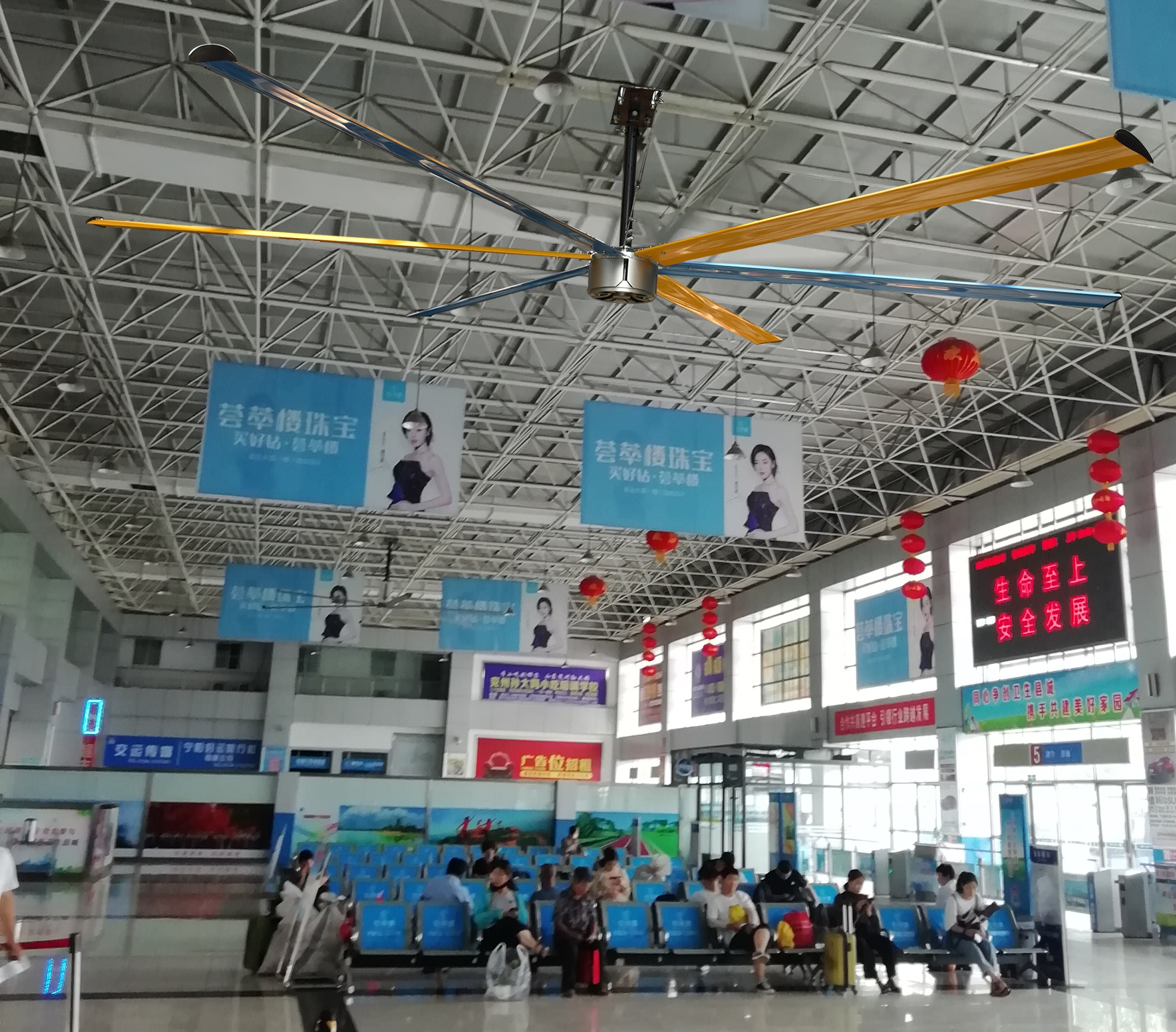 候車(chē)室通風(fēng)降溫,工業(yè)大風(fēng)扇，工業(yè)大吊扇，公共場(chǎng)所通風(fēng)降溫