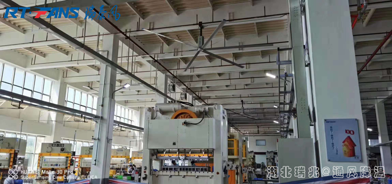 夏日炎炎，你的企業(yè)需要安裝一款工業(yè)大風(fēng)扇幫你迅速解決高大車間的通風(fēng)降溫難題！
